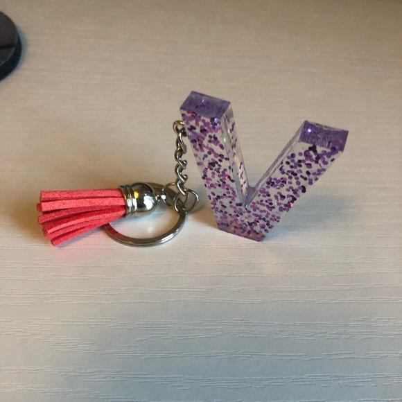 Handmade Letter "V" Keychain - Picture 3 of 6